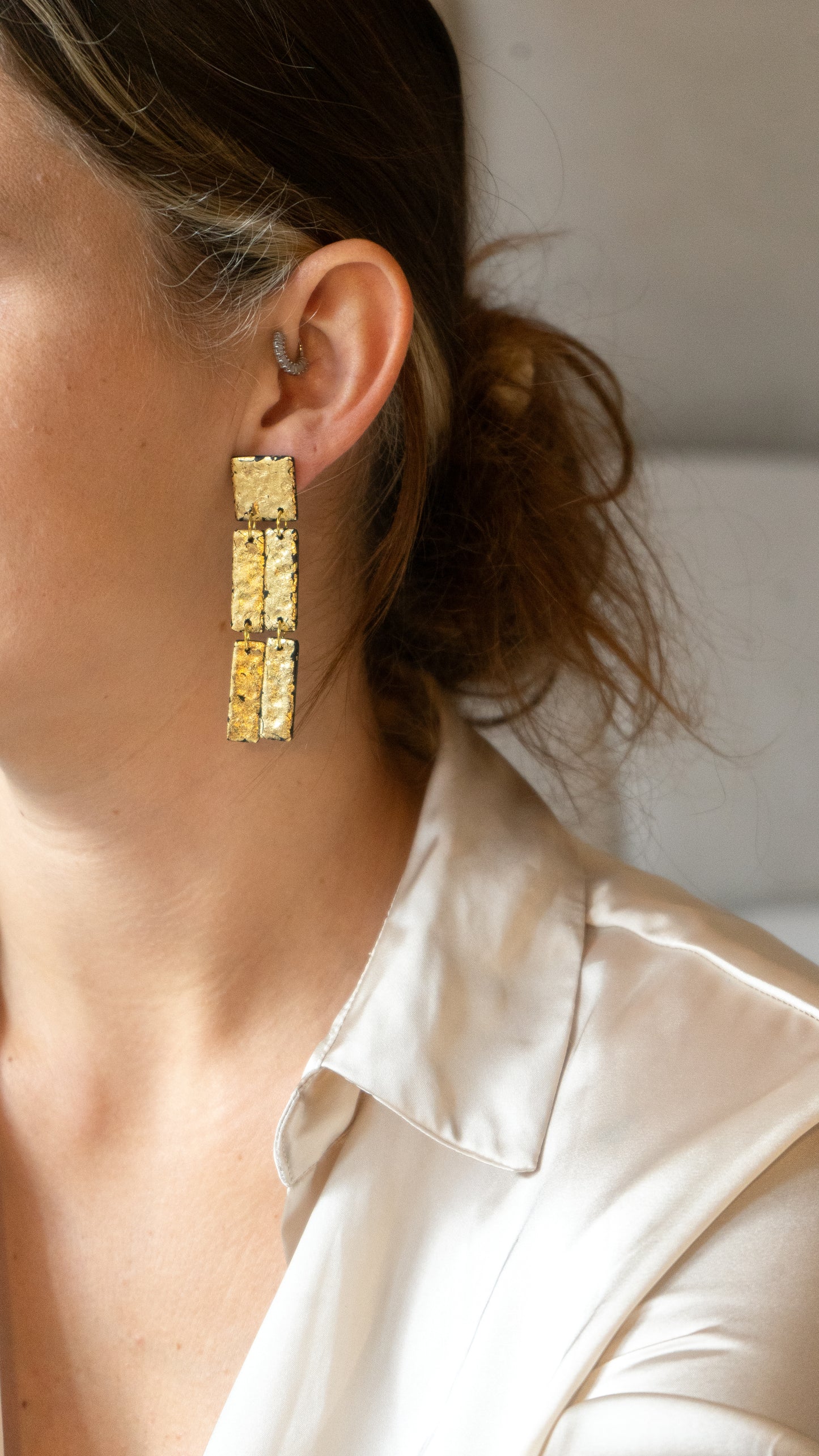 Boucles d'Oreilles Gold Carrées Martelées